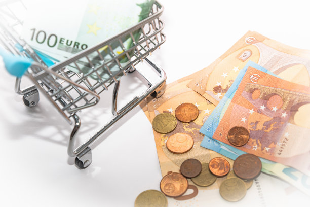 白色欧元钞票的购物车。消费的概念。图片下载