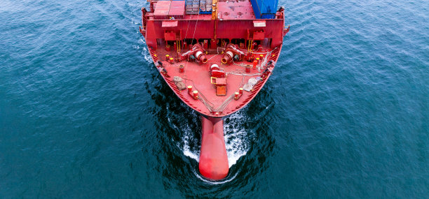 航拍前船首大型集装箱货轮，货轮机头。图片下载