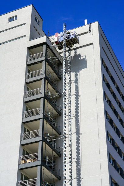 附在高层建筑外立面的很高的自推货梯图片下载