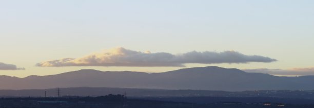 从西班牙马德里北部俯瞰瓜达拉马山脉。图片下载