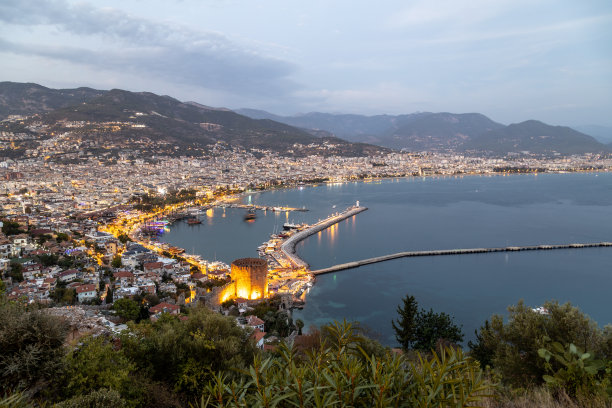 东部阿兰亚，土耳其的全景在夜间高分辨率观察从一个要塞的阿兰亚进入一个港口。图片下载