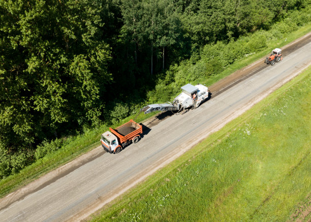 道路施工和沥青修复时的冷磨。图片下载
