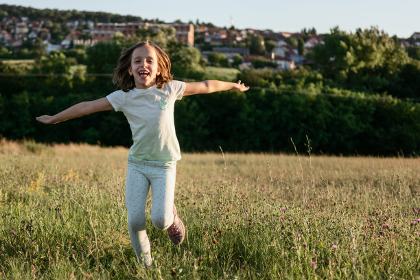 女孩在草地上奔跑图片下载