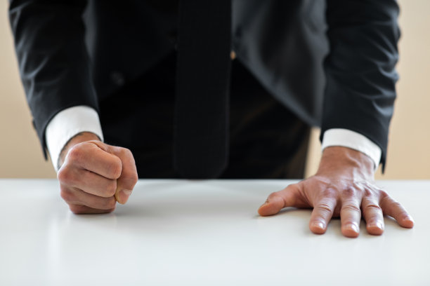 商人敲打桌子图片下载