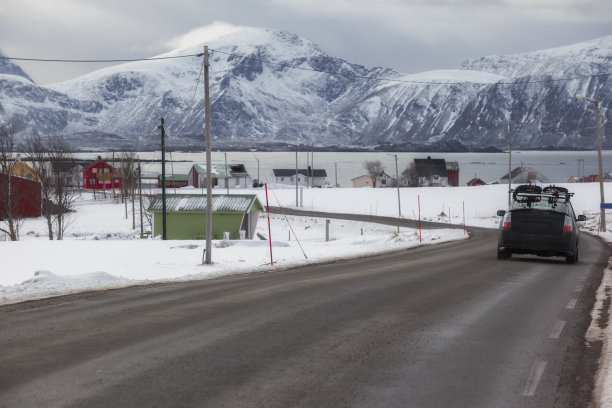 冬季前往罗浮敦岛的风景公路，挪威，欧洲图片下载