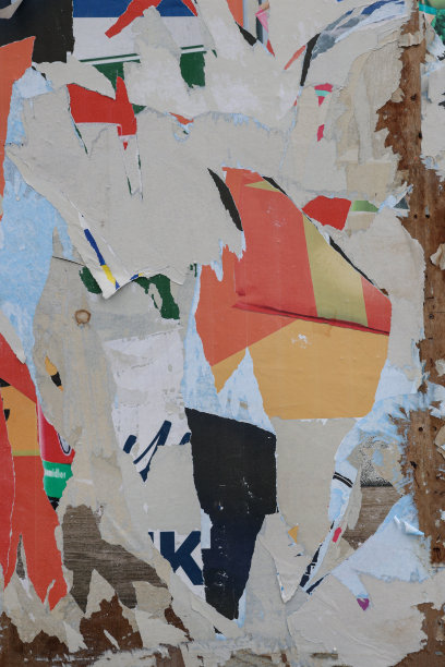 从用作广告牌的墙上撕下来的纸片图片下载