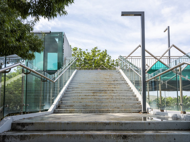 公共行人横贯铁路天桥图片下载