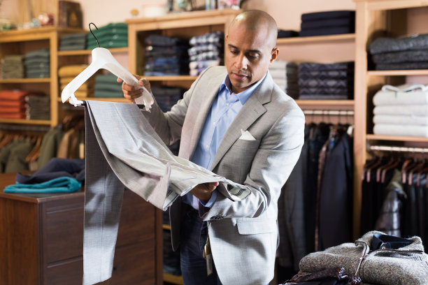 男士在服装店挑选西装外套图片下载
