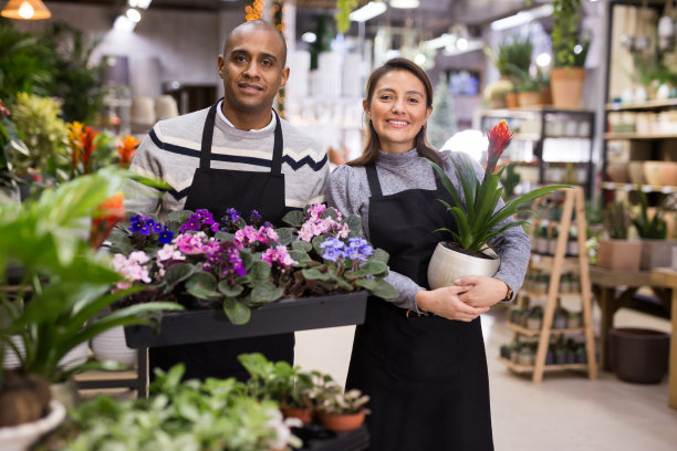 花店员工的画像，手里拿着一盆花图片下载