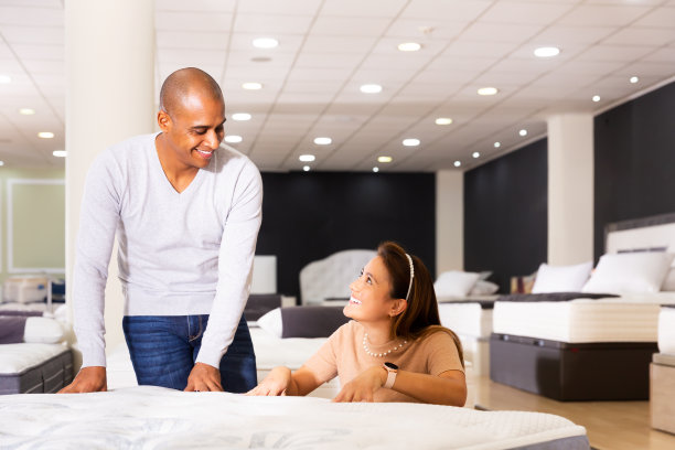 卖方与顾客谈论所选床垫图片下载