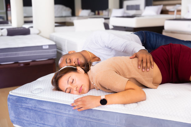 一对夫妇睡在新床垫上图片下载