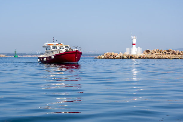 渔船捕鱼后抵达港口图片下载