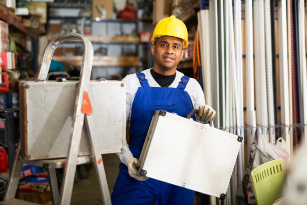 积极的拉丁美洲工人与工具手提箱在五金店图片下载