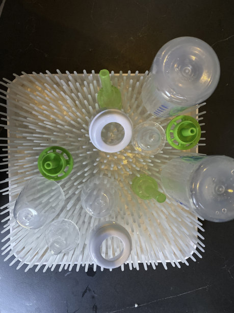 婴儿奶瓶为男孩和女孩双胞胎图片下载