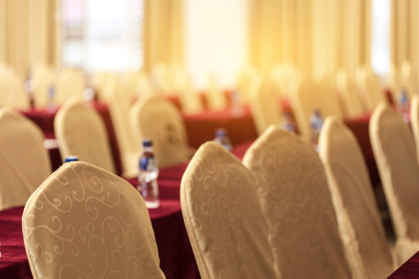 研讨会前空椅子图片下载