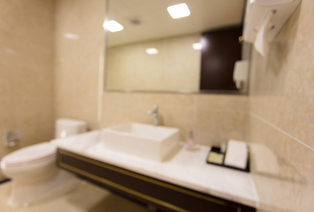 房间浴室的洗手池和镜子，散焦效果图片下载