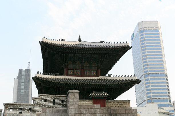 韩国首尔现代街道上的佛寺图片下载