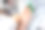 准备验血的女医生将工作服放在白色明亮房间的桌子上。护士用针管穿刺病人臂静脉。图片下载