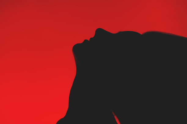 女人黑脸的剪影与飞行的头发图片下载