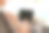 年轻女子在游泳池边喝着鸡尾酒边使用笔记本电脑图片下载