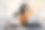 母子俩坐在厨房的沙发上，用笔记本电脑看动画片，一起惊叫。卷毛的年轻女人和小男孩一起玩电子产品。幸福的家庭的概念。男孩的手机。图片下载