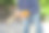 穿着牛仔裤的男人在院子里砍柴图片下载