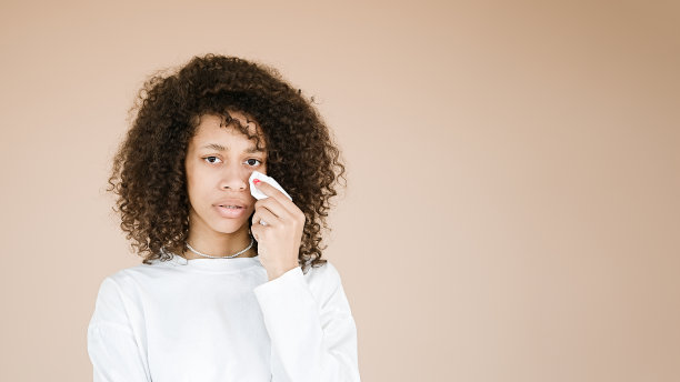非洲裔美国妇女因绝望而哭泣，用纸巾擦拭眼泪图片下载