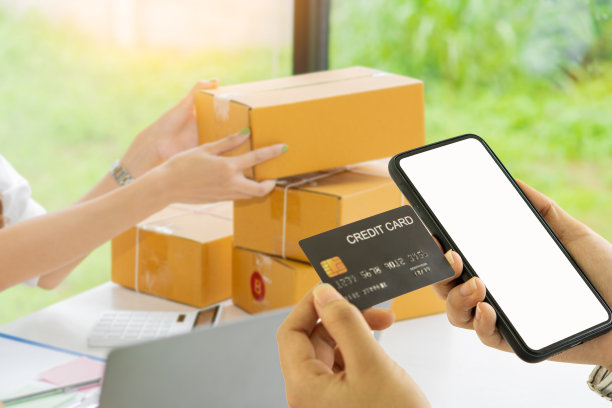 创业自由职业小企业企业家，在家工作电脑，在线，营销，包装，航运，中小企业，商品准备电子商务概念邮箱与智能手机与空白白色屏幕图片下载