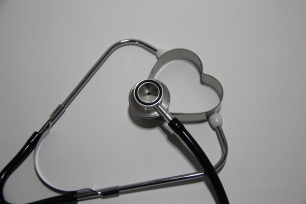 白色背景的心脏听诊器。心脏保健。图片下载