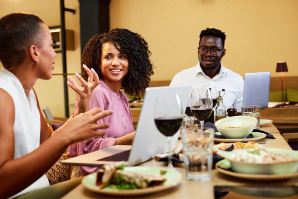 商务人士坐在餐厅里，在晚餐期间举行商务会议。图片下载