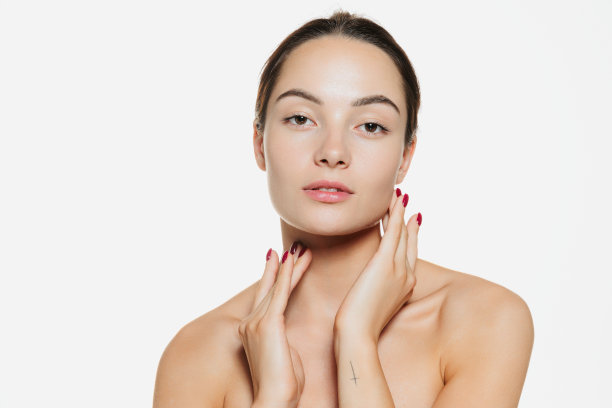 美丽温柔的女人的肖像与光滑透明的皮肤孤立在白色的工作室背景图片下载