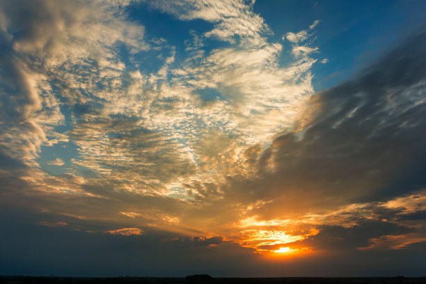 明亮的戏剧天空与云在日落图片下载