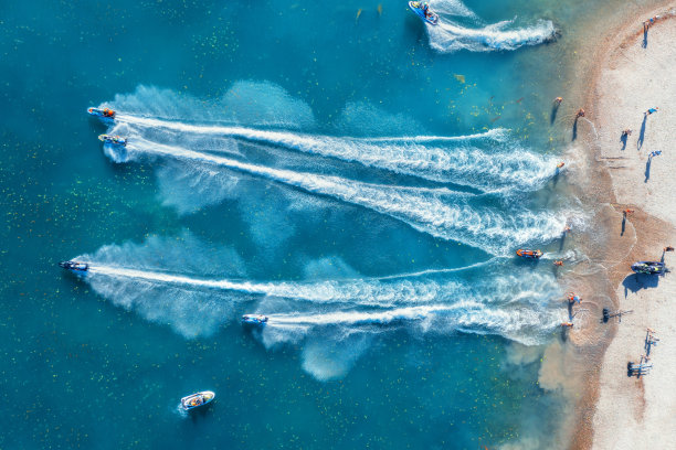 克罗地亚萨格勒布，贾润湖水上锦标赛。航拍航船在清澈湛蓝的海水在夏季日落。快速摩托艇的无人机俯视图。竞赛。水踏板车图片下载