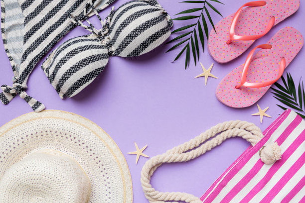 女子泳装和海滩配件平铺顶视彩色背景夏季旅行的概念。比基尼泳装，草帽和高跟鞋。复制空间俯视图图片下载