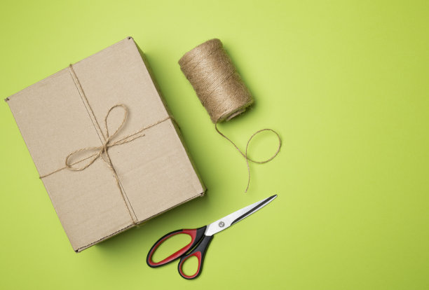 彩色背景上的盒子、绳子和剪刀图片下载