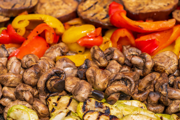 国际街头美食节上出售的炒蘑菇特写，选择性焦点。背景图片下载