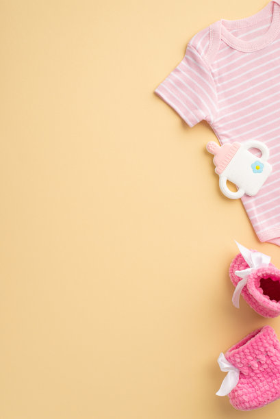 小配件的概念。俯视图垂直照片的粉红色衬衫针织靴子和瓶形牙在孤立的粉彩米色背景与空白图片下载