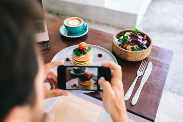 匿名男子在拍摄早餐套餐图片下载