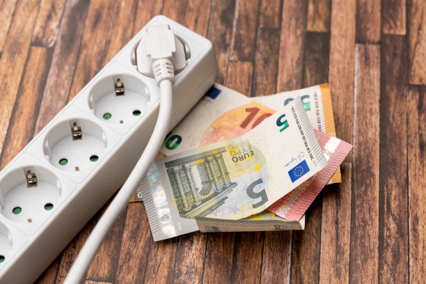 电源插座旁的欧元钞票图片下载