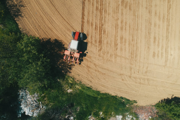 农民在田间播种，播种庄稼。播种是将种子播种到地里的过程。无人驾驶飞机的照片图片下载