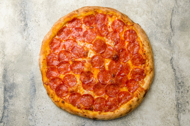 意大利辣香肠披萨和奶酪在石头桌子上俯瞰图片下载