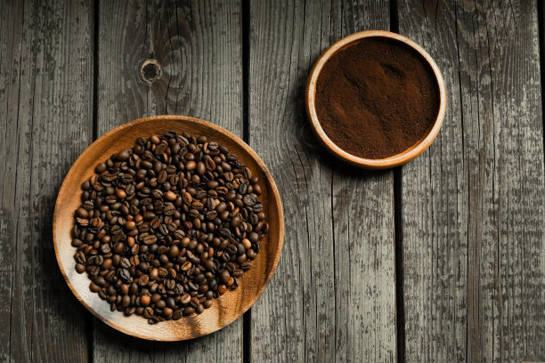 黑色烘焙咖啡豆与咖啡杯图片下载