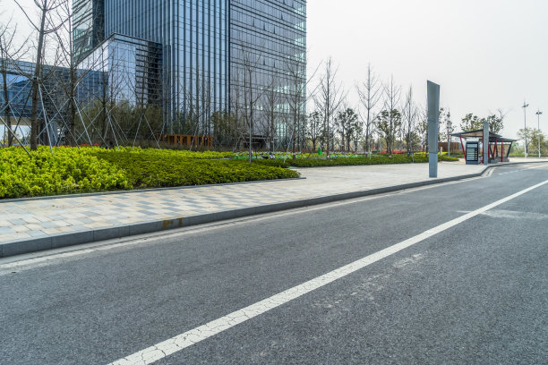 现代建筑前空荡荡的马路图片下载