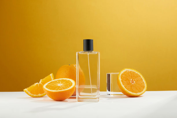 前面的柠檬装饰化妆品罐和透明讲台在橙色的背景图片下载