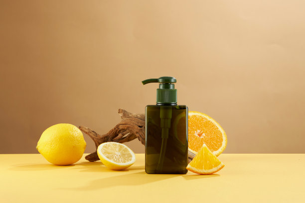 正面的柠檬装饰化妆品罐和透明讲台在棕色的背景图片下载