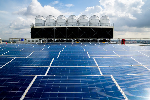 炎热的气候和成套的冷却塔导致电力生产增加，可替代能源以节约世界能源，屋顶太阳能和冷却系统。图片下载