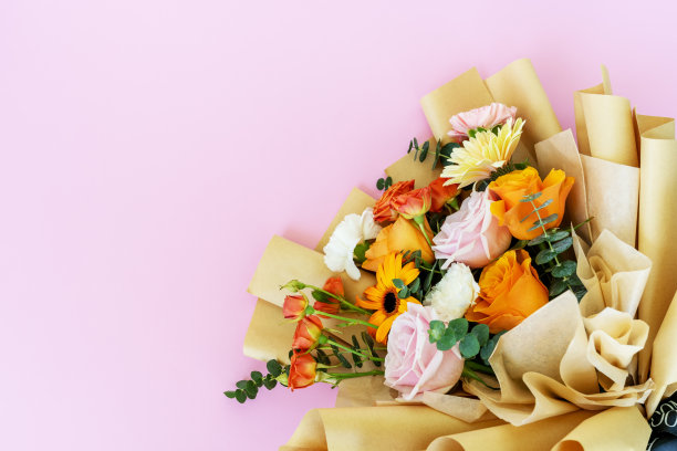 混合花束与复制空间在粉红色的背景图片下载