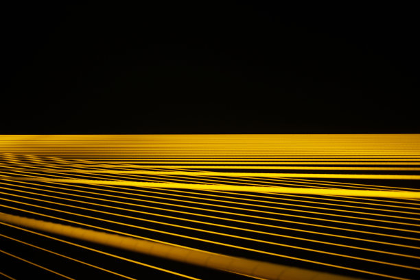 新鲜的黄色线条图形图案上的黑色背景。图片下载