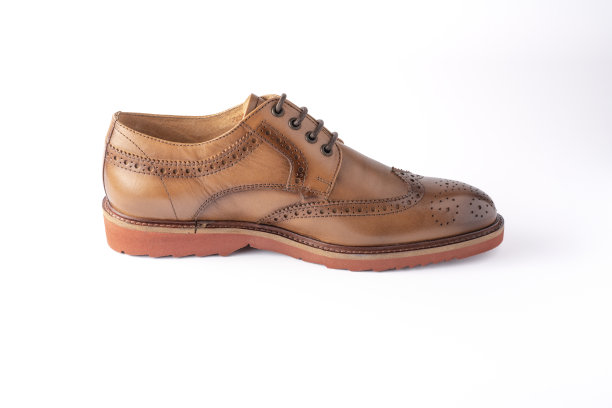 优雅的男士鞋在棕色皮革，孤立在一个白色背景图片下载