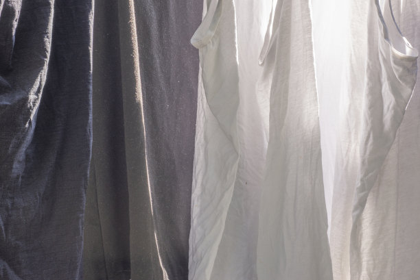 黑白面料纹理配合自然光影。图片下载